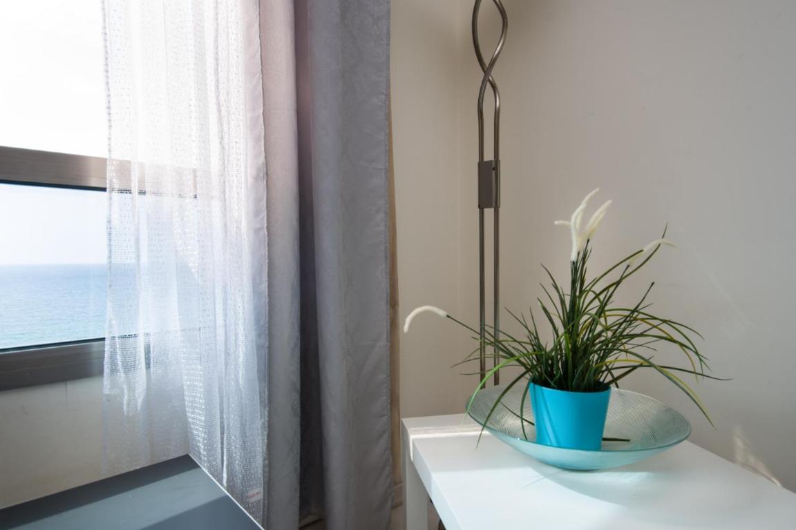 Sea View Beach Apartment Haifa Buitenkant foto